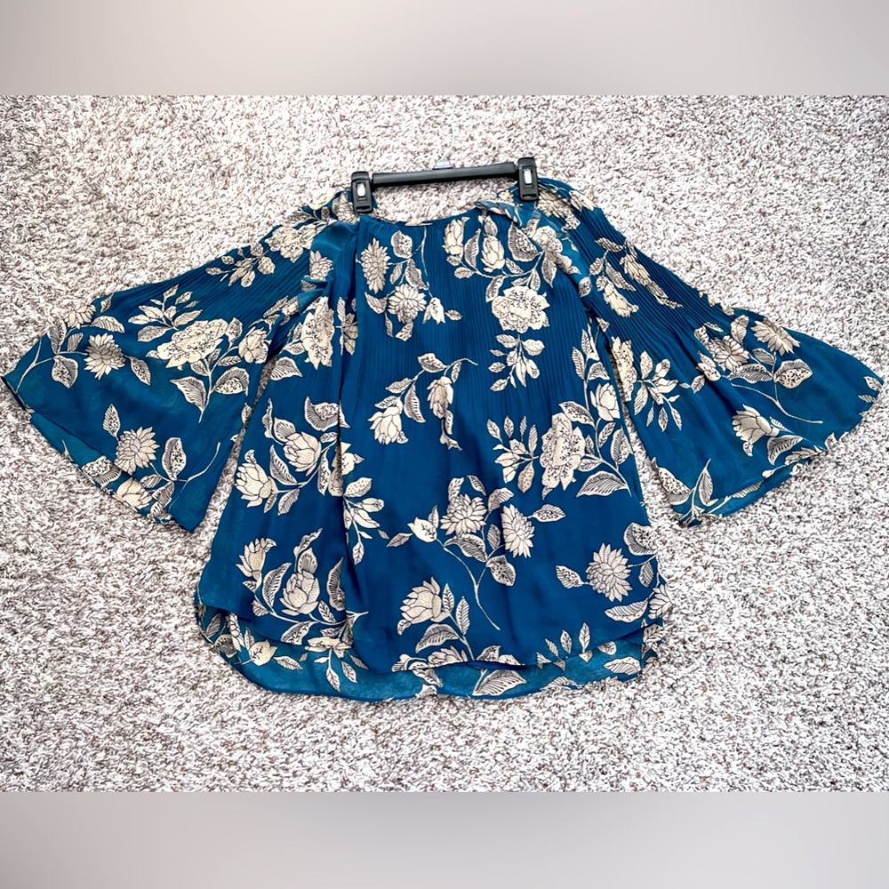Stylish Women’s top, medium, Ana brand, flare sleeves